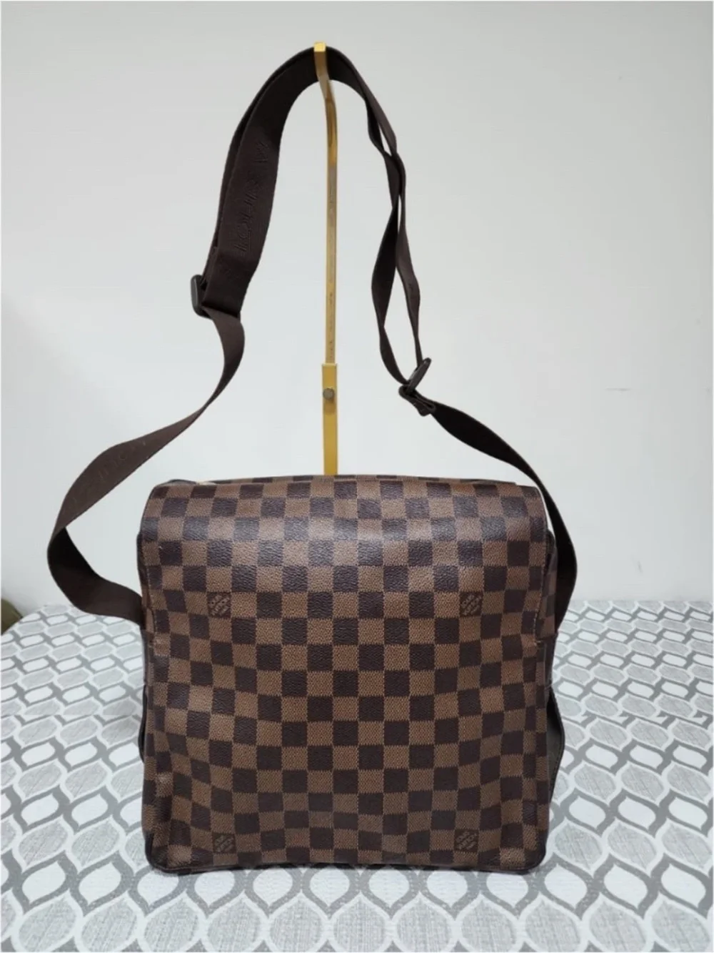 Authentic This authentic LOUIS VUITTON Damier Canvas Naviglio Messenger Bag Brow